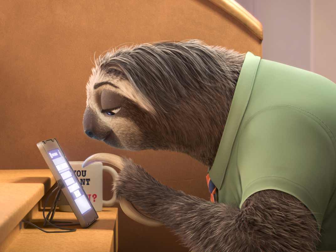 Ленивец Флэш за стойкой в отделе транспортных средств Зверополиса