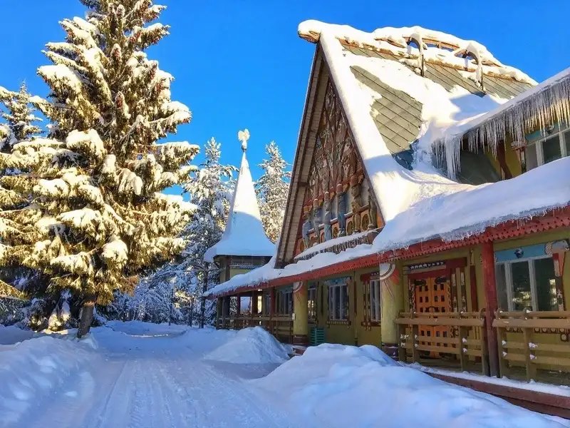 Резные деревянные терема и избы в Верхних Мандрогах с традиционной архитектурой