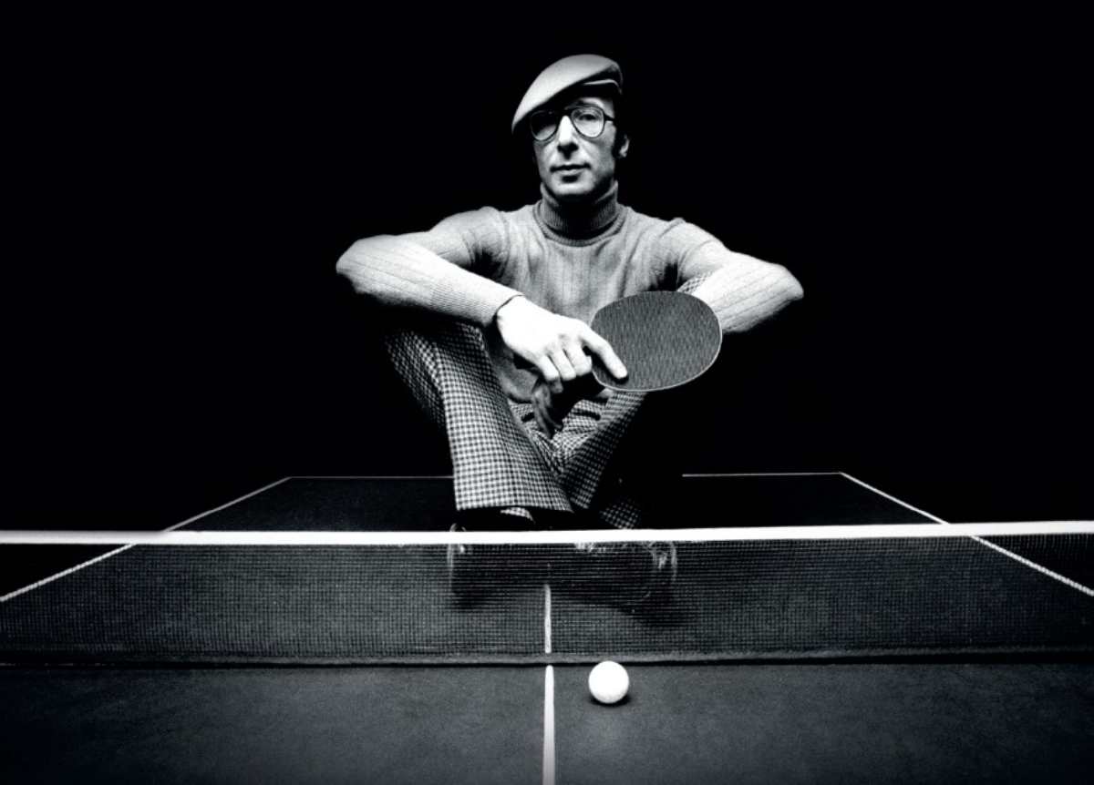 Марти Рейсман в кожаной куртке и тёмных очках образ гангстера пинг-понга