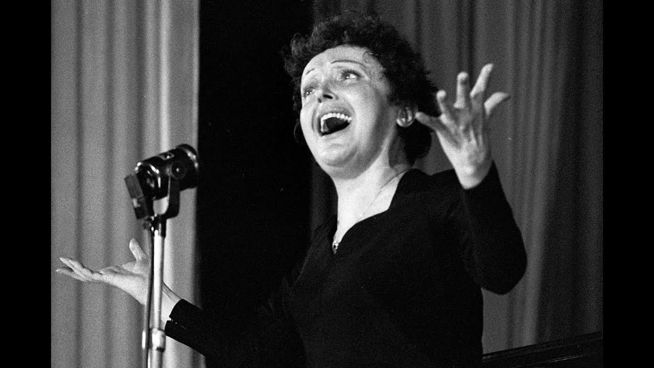 Эдит Пиаф поет на сцене портрет