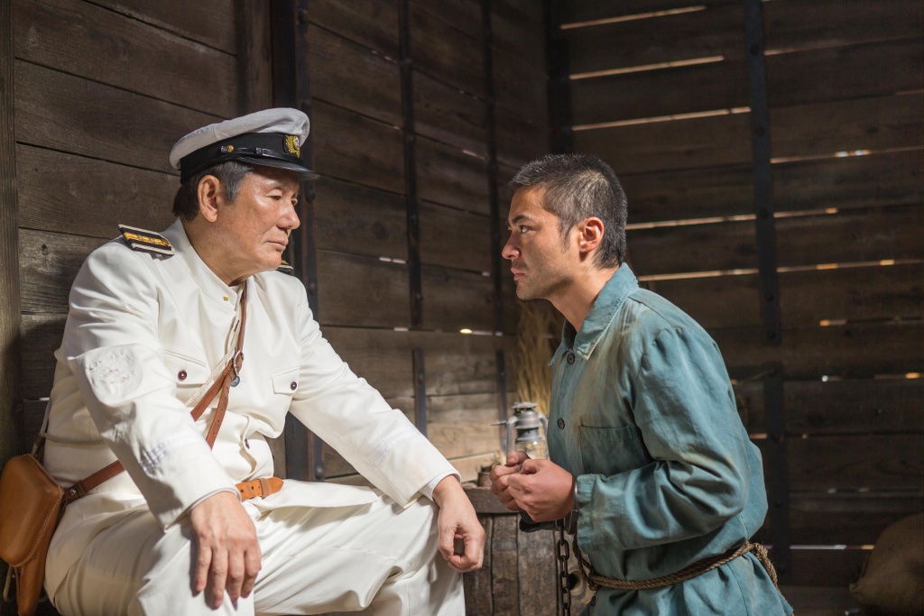 Кадр из фильма Король побегов: актёр в роли Ёсиэ Сиратори в тюремной робе