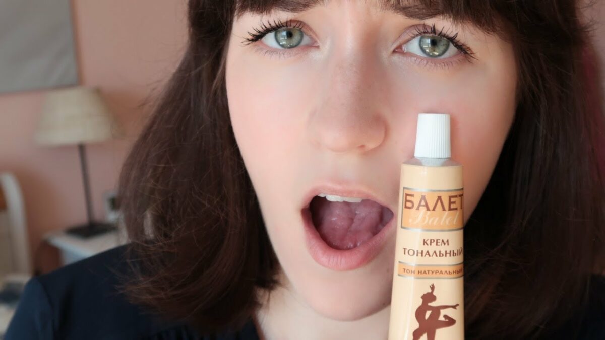 Девушка-блогер показывает крем Балет