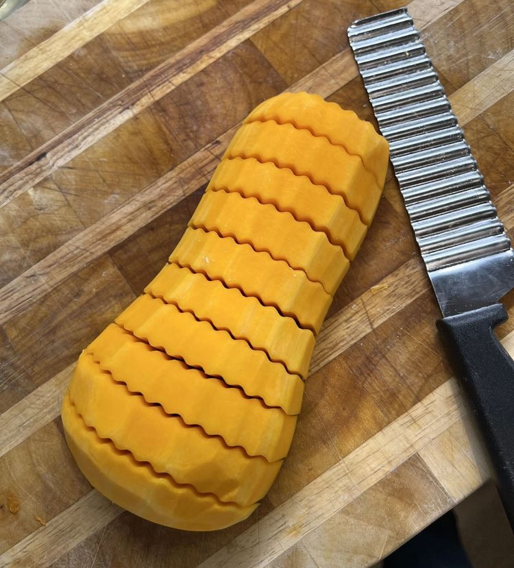 Нежная мякоть тыквы баттернат, нарезанная фигурным ножом на ломтики