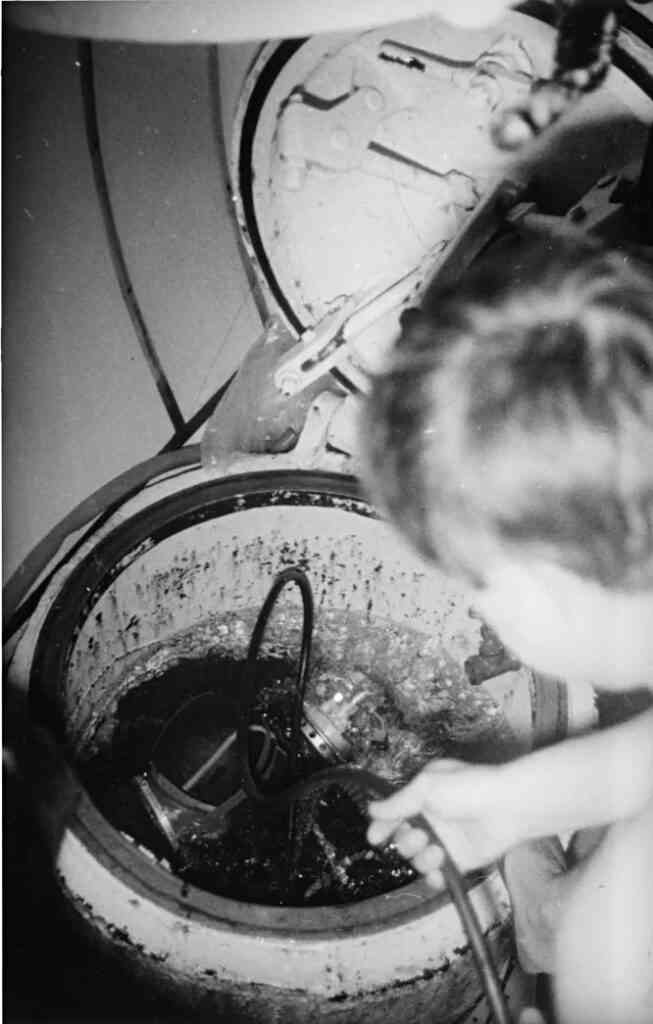 Аквалангист в гидрокостюме выходит со станции Черномор через шлюз