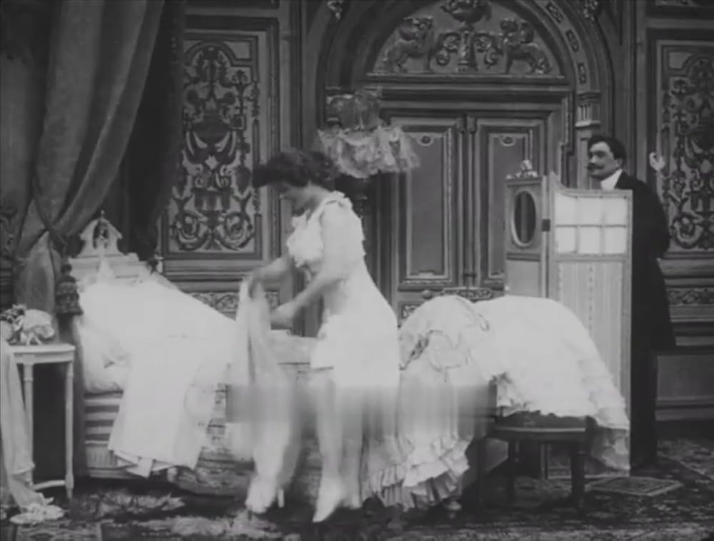 Кадр из фильма Мария отходит ко сну (Le Coucher de la Marie), 1896 год