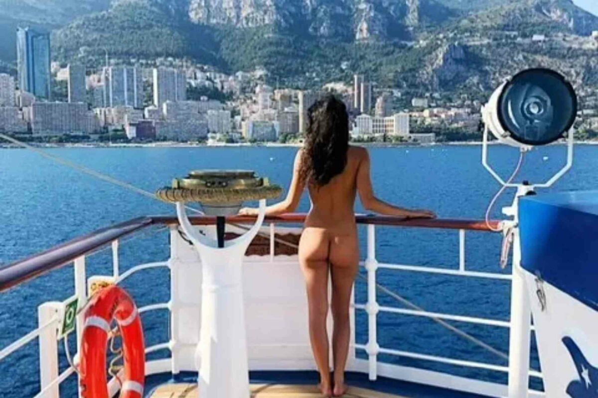 Изображение отдыхающих на палубе нудистского круиза, показывающее свободу выбора