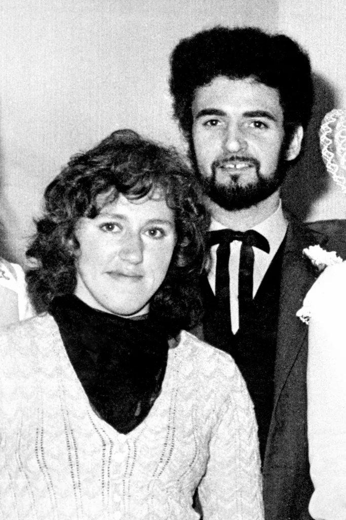 Изображение Питера Сатклиффа (Peter Sutcliffe) с женой Соней на семейной фотографии