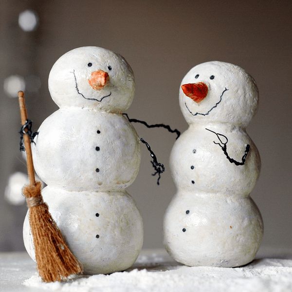 Фигурки снеговиков, сделанные из ваты в советской технике ручной работы