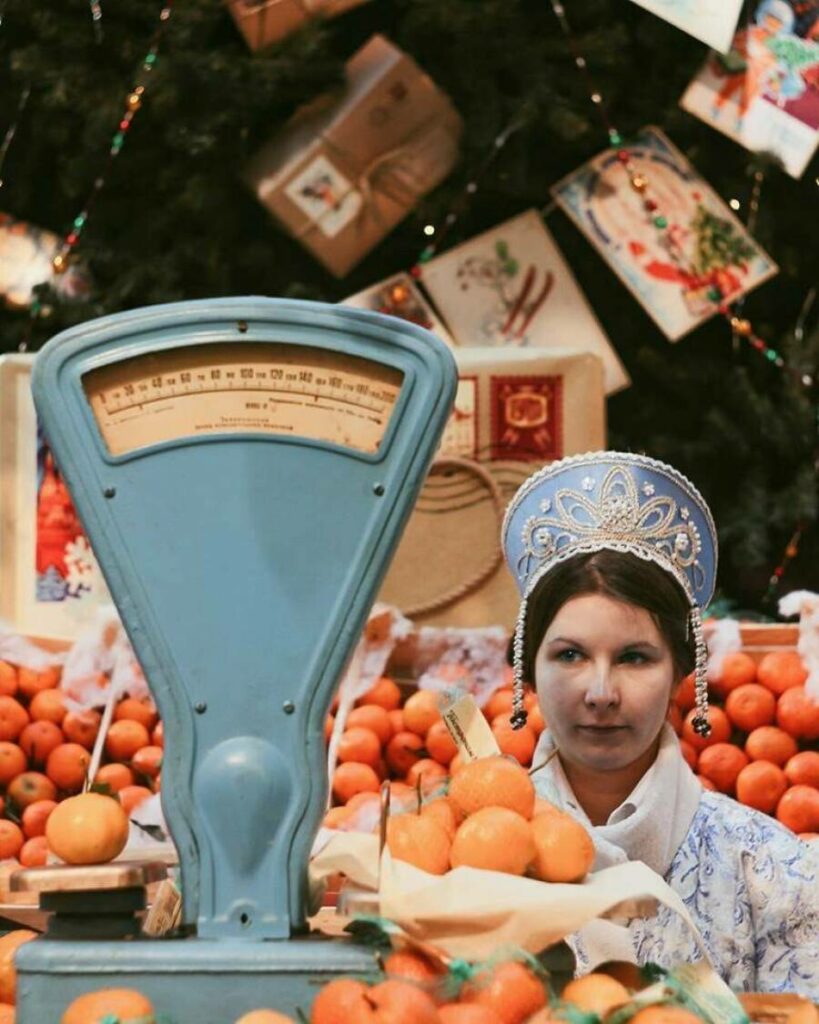 Историческое фото прилавка с мандаринами в московском ГУМе в 1980 году