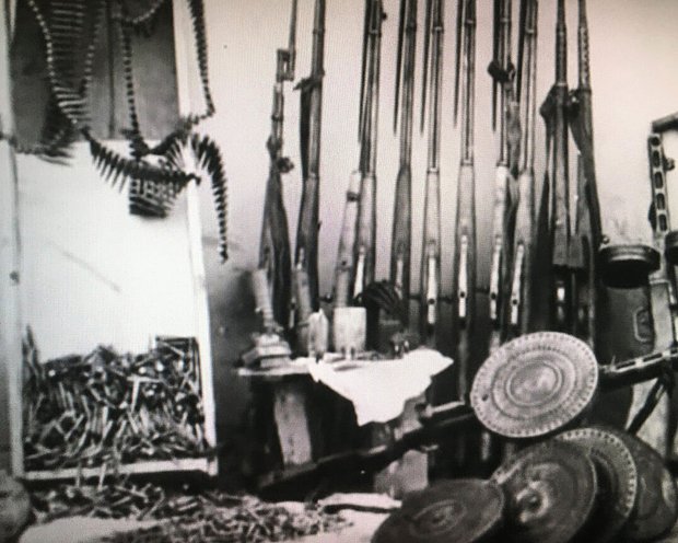 Стол с изъятым оружием и боеприпасами, найденными в фиктивной воинской части