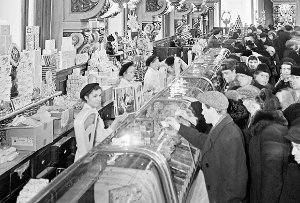 Покупатели в очереди у прилавков Елисеевского гастронома среди изобилия товаров