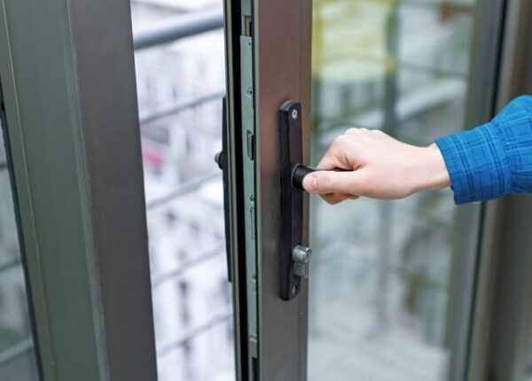 Почему пластиковые двери становятся популярной альтернативой деревянным