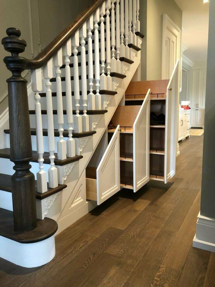 Встроенный деревянный шкаф под лестницей