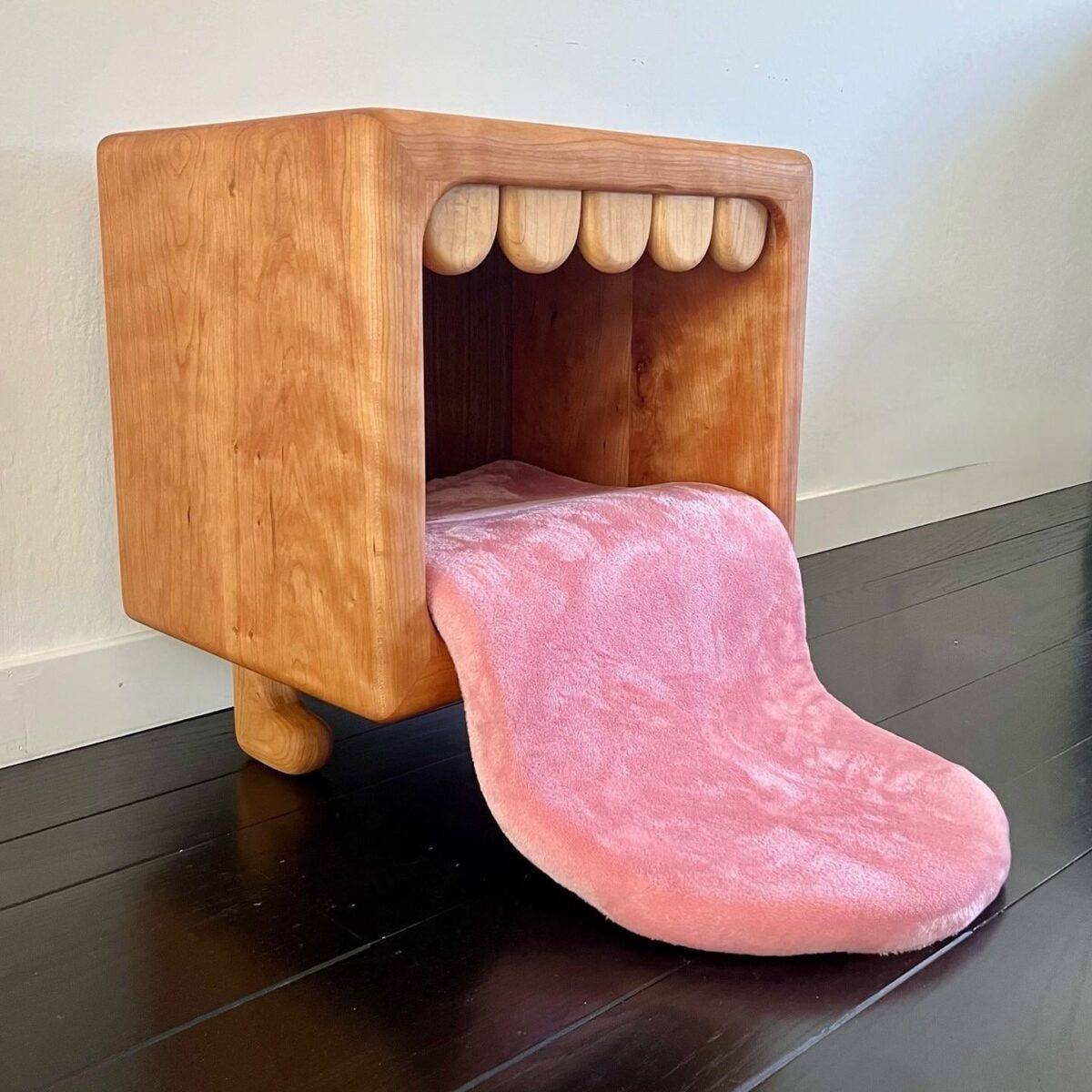 Дизайнерская деревянная лежанка для кота