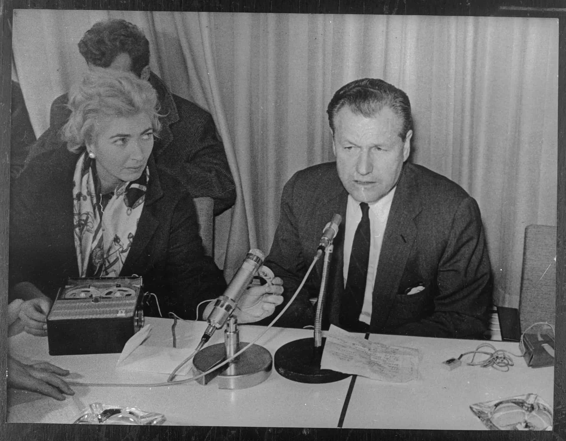 Губернатор Нью-Йорка Нельсон Рокфеллер во время пресс-конференции после исчезновения сына