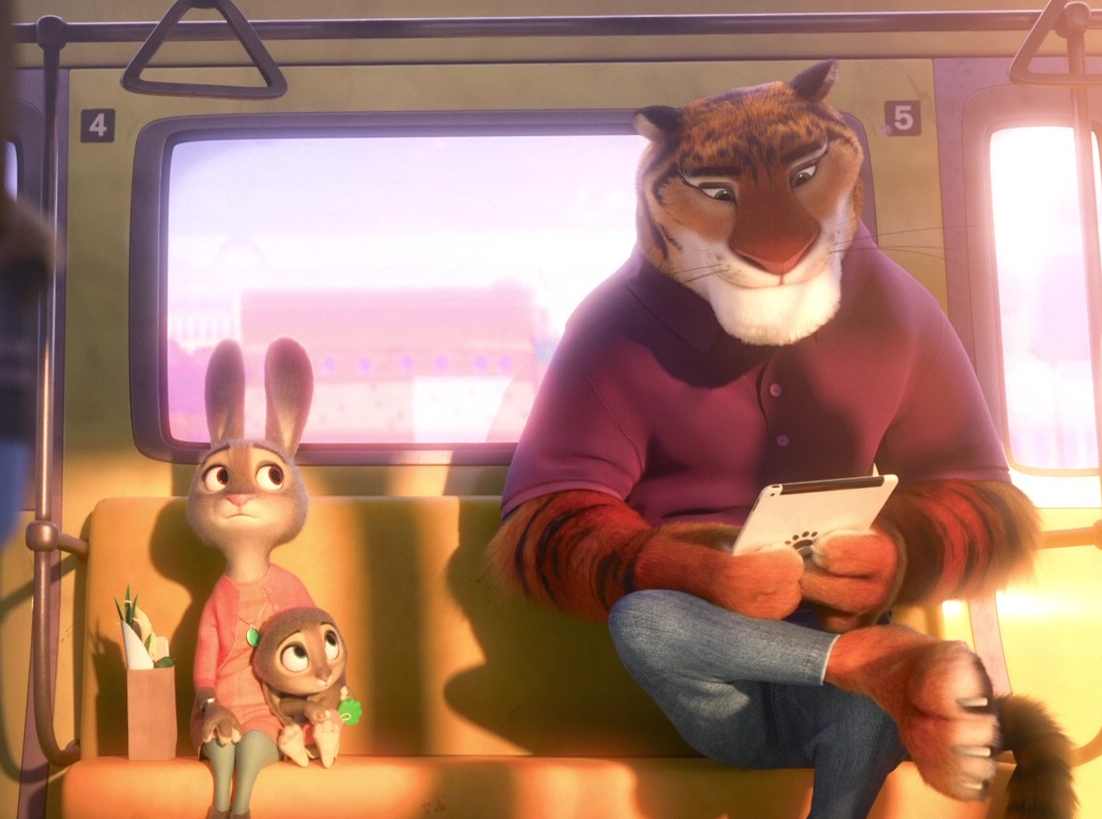 Сцена в переполненном вагоне метро Зверополиса с десятками разных видов животных
