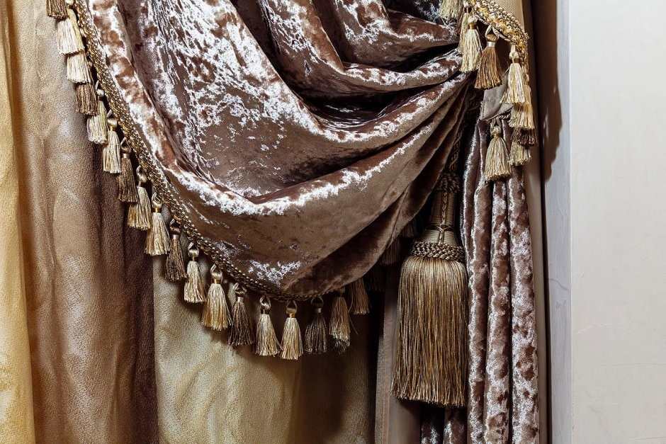 Изображение тяжелых многослойных штор с подкладкой и сложным декором