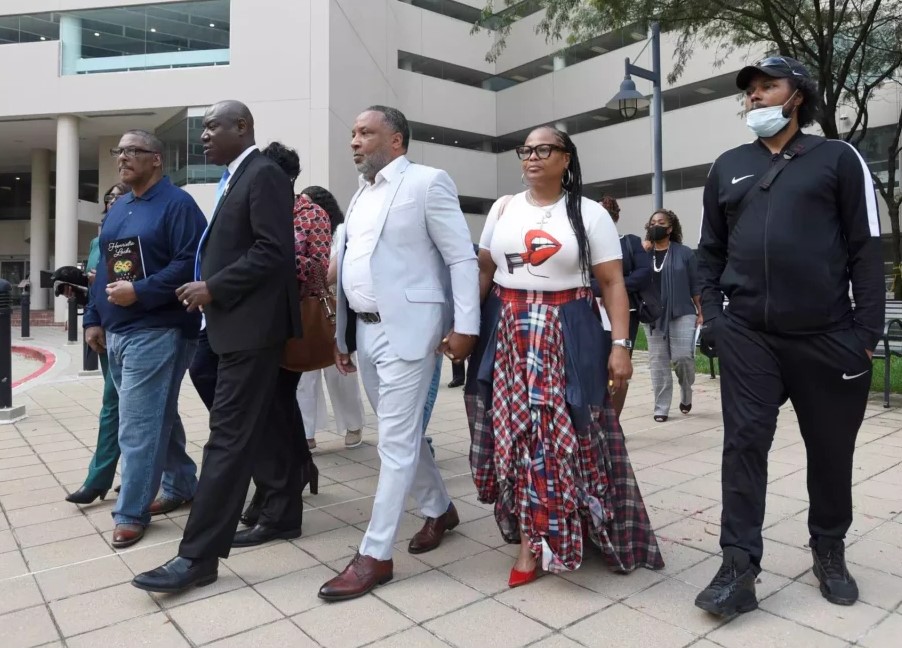 Потомки Генриетты Лакс у здания суда во время разбирательств