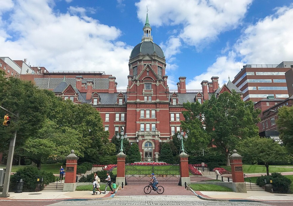 Вид на исторический корпус госпиталя Хопкинса