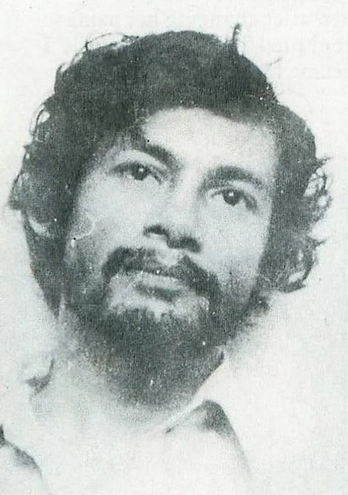 Черново-белое фото Шарля Собраджа в 1976 году с усами и кудрявыми волосами