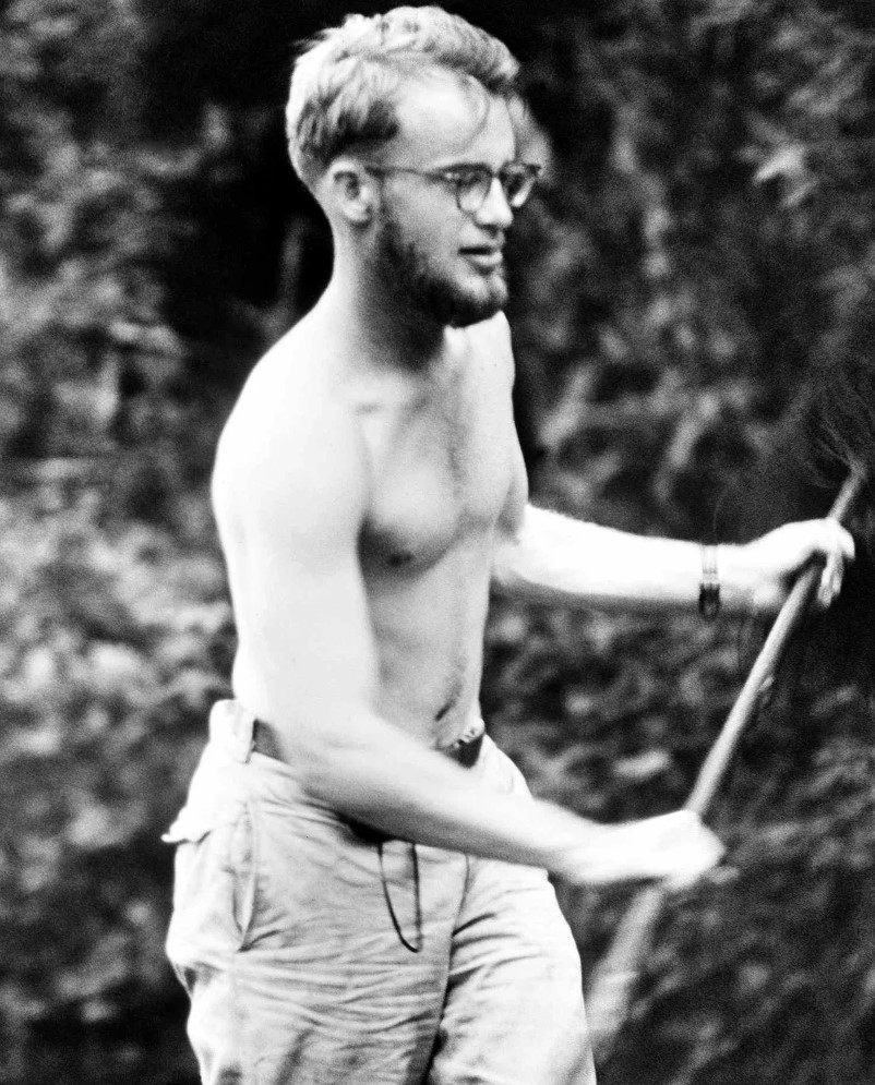 Майкл Рокфеллер топлесс с палкой в 1961