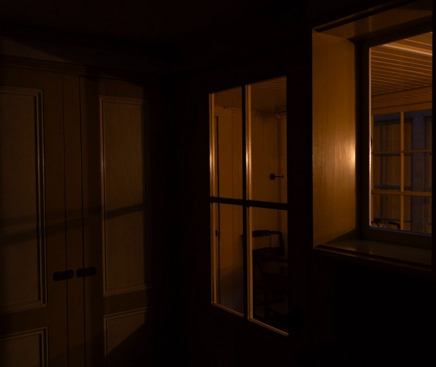 Окно в стене особняка Винчестер выходящее в соседнюю комнату