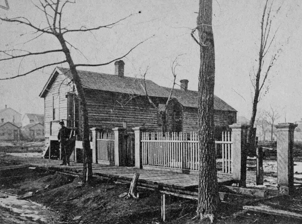 Фотография дома О&rsquo;Лири (O'Leary), во дворе которого стоял злополучный сарай