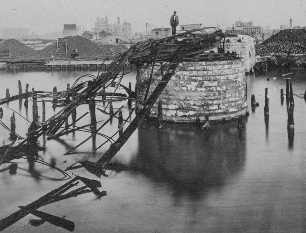 Снимок разрушенных мостов через реку, которые также требовалось восстанавливать