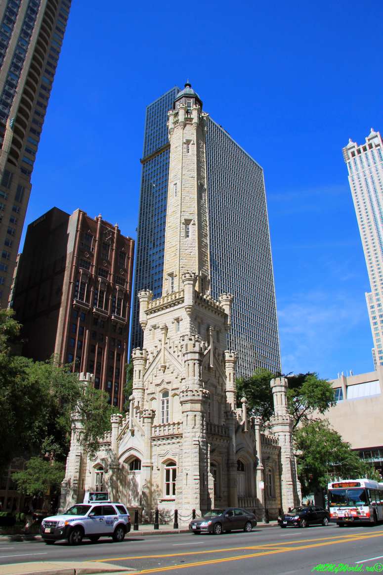 Чикагская водонапорная башня (Chicago Water Tower) &mdash; одно из немногих уцелевших зданий