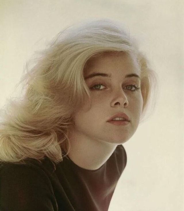 Еще один снимок актрисы Сью Лайон, звезды фильма Лолита