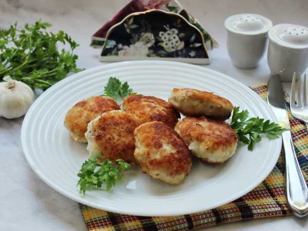 Тарелка с котлетами