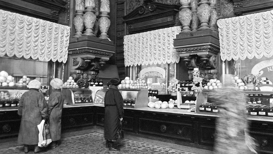 Торговый зал Елисеевского гастронома с покупателями у прилавков с деликатесами