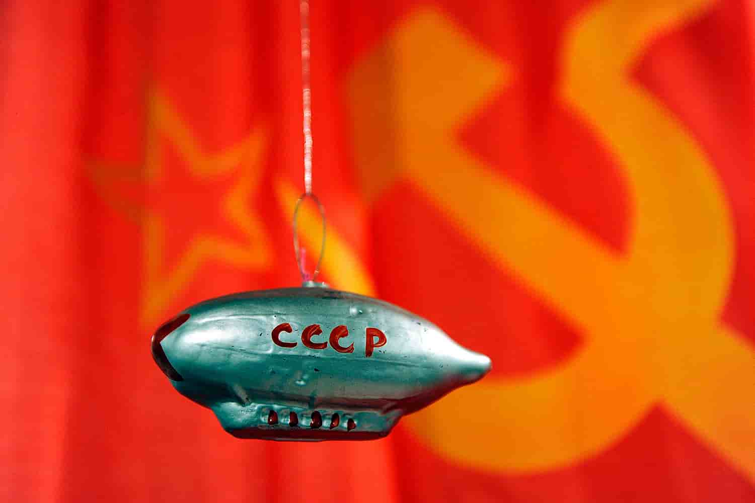 Стеклянная елочная игрушка в виде дирижабля с надписью СССР на фоне идеологических символов