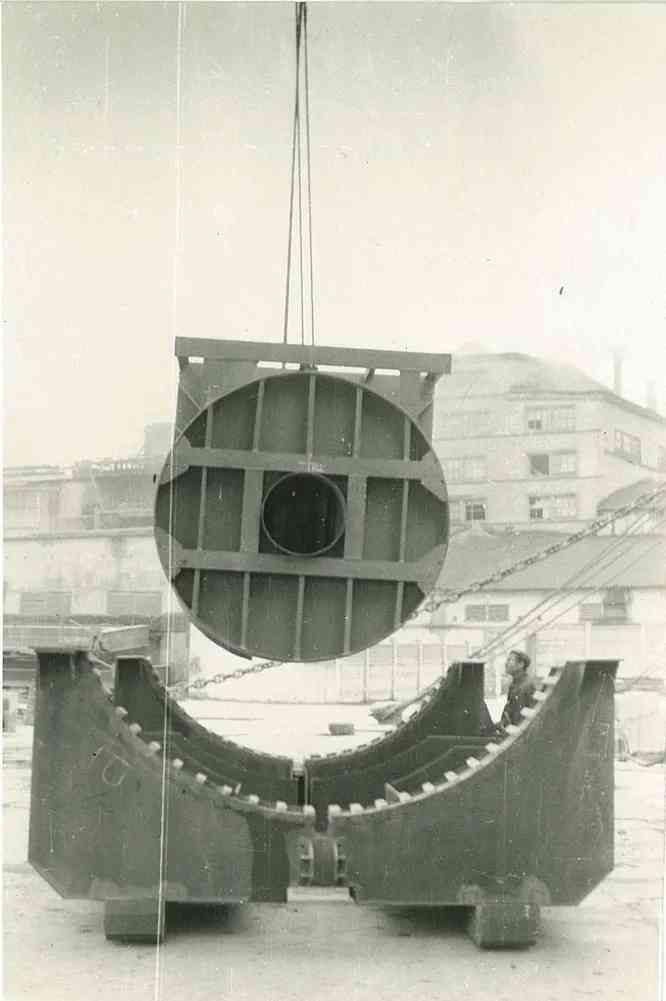 Монтаж корпуса подводной лаборатории Черномор на лафете-кильблоке