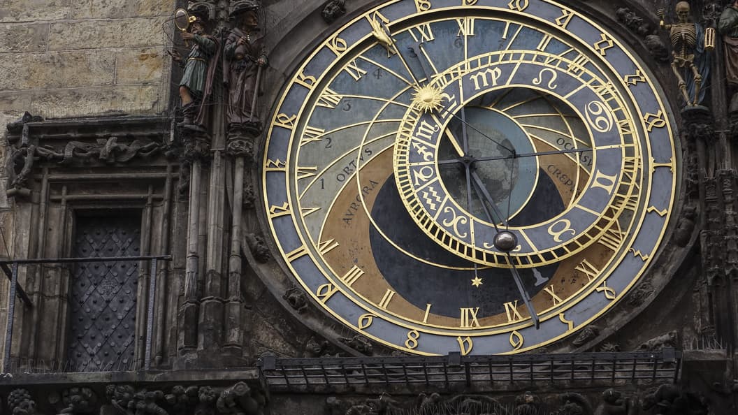 Иллюстрация разных новогодних традиций и календарей мира