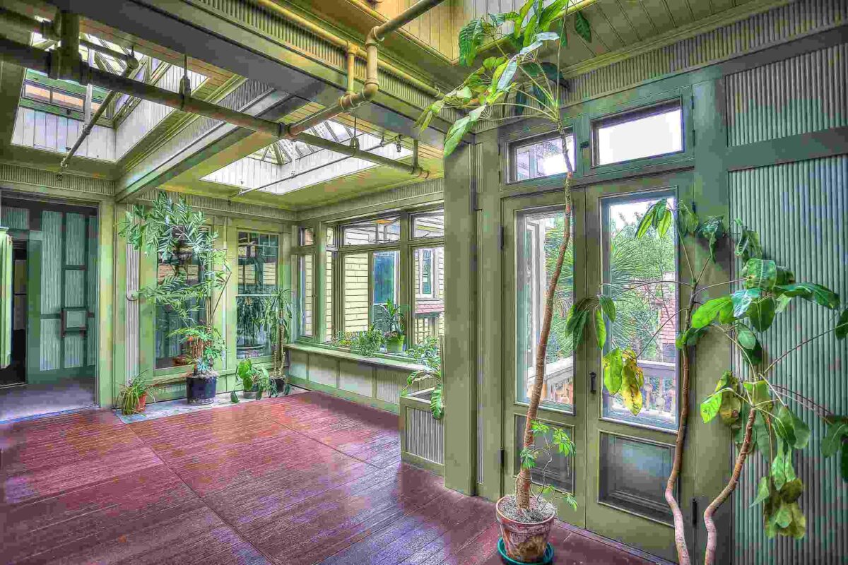 Оранжерея в Winchester Mystery House со стеклянными стенами и растениями