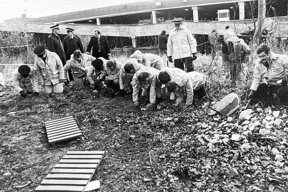 Кадр с полицейскими, ищущими улики на месте преступления Йоркширского потрошителя