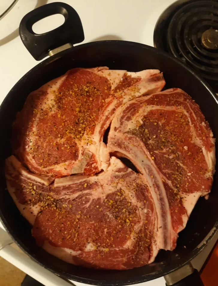 Стейки, идеально уложенные в сковороду, словно созданные для нее