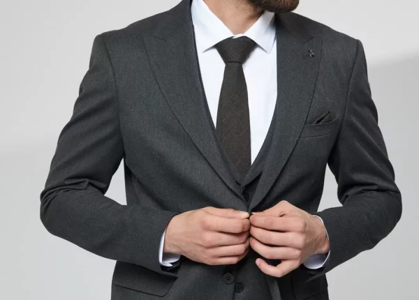 Мягкий крой и тихая роскошь: тренды мужских костюмов на вечерние события