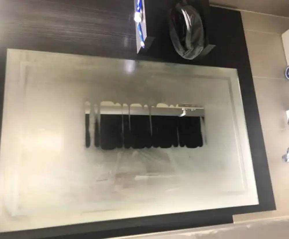 Зеркало с незапотевающей секцией в отеле Эдинбурга (Edinburgh)