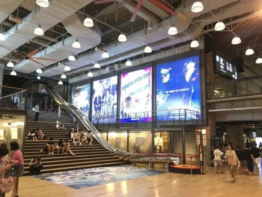 Кинотеатр с установленной горкой в Корее