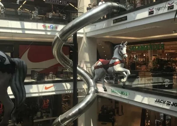 Горка в офисе и акулы над кофе: 40 идей, которые мы хотим у себя