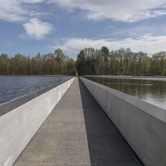 Велосипедная дорожка, проложенная по озеру в Генке (Genk), Бельгия