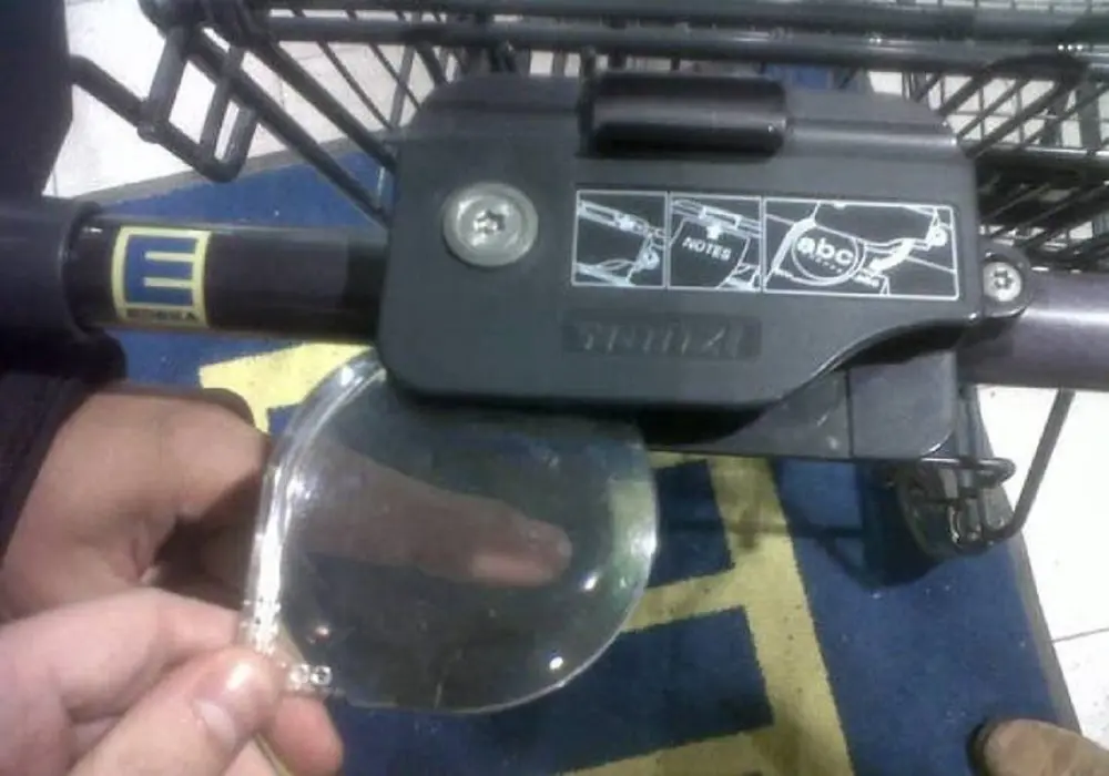 Лупа на тележке супермаркета в Германии (Germany) для слабовидящих