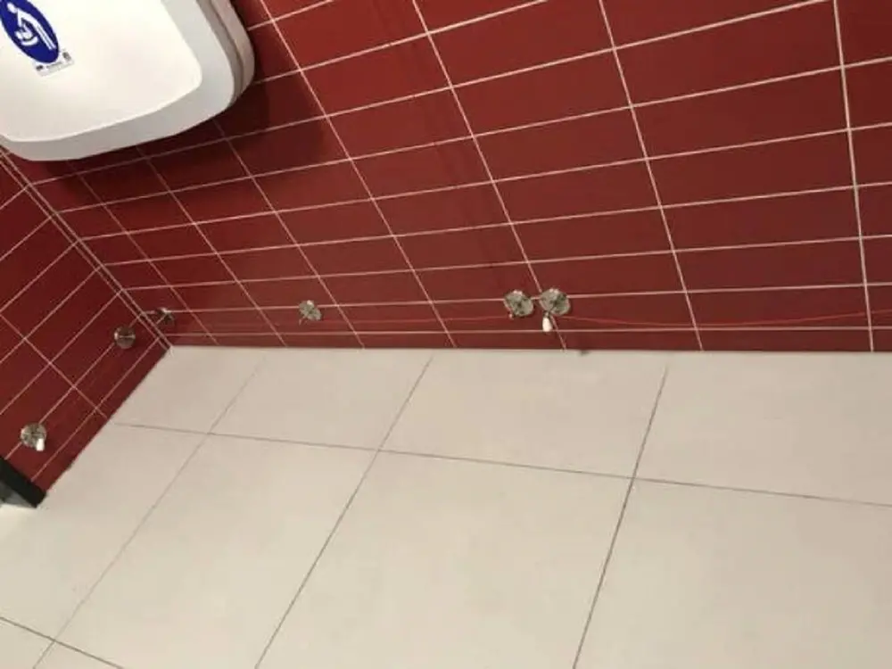 Аварийный красный шнур на полу туалета в аэропорту Берлина (Berlin)