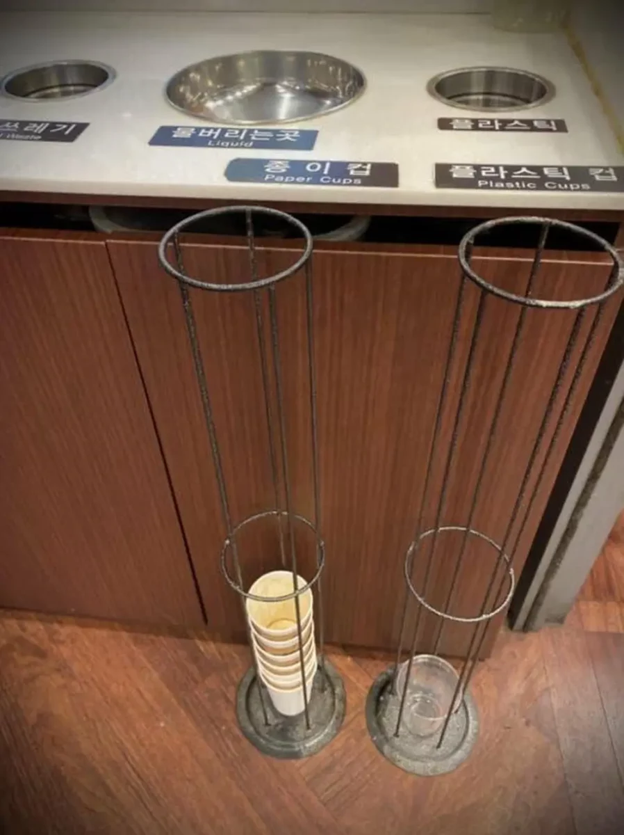 Стойка для сбора стаканчиков на переработку в корейской кофейне