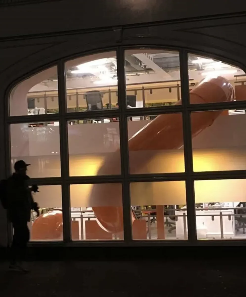 Горка для быстрого спуска между этажами в офисе в Лондоне (London)