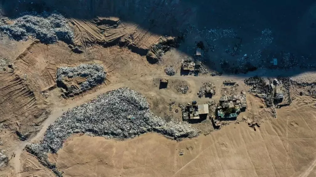 Аэрофотосъемка: тяжелая техника пытается разгребать завалы текстиля на свалке в пустыне