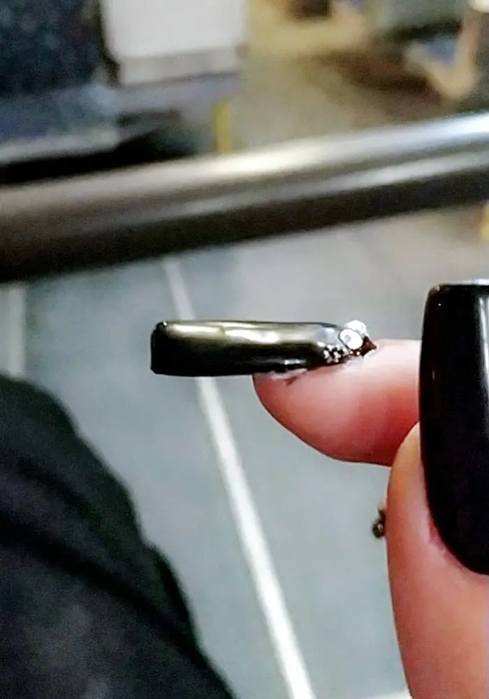 Фотография ужасно сделанного маникюра с ногтями