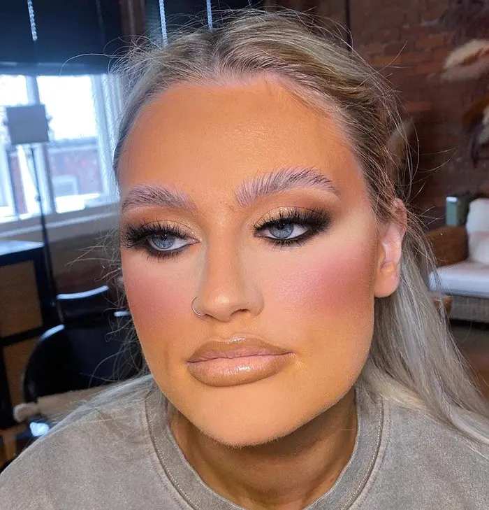 Портрет девушки с неудачным макияжем, придавшим лицу оранжевый оттенок